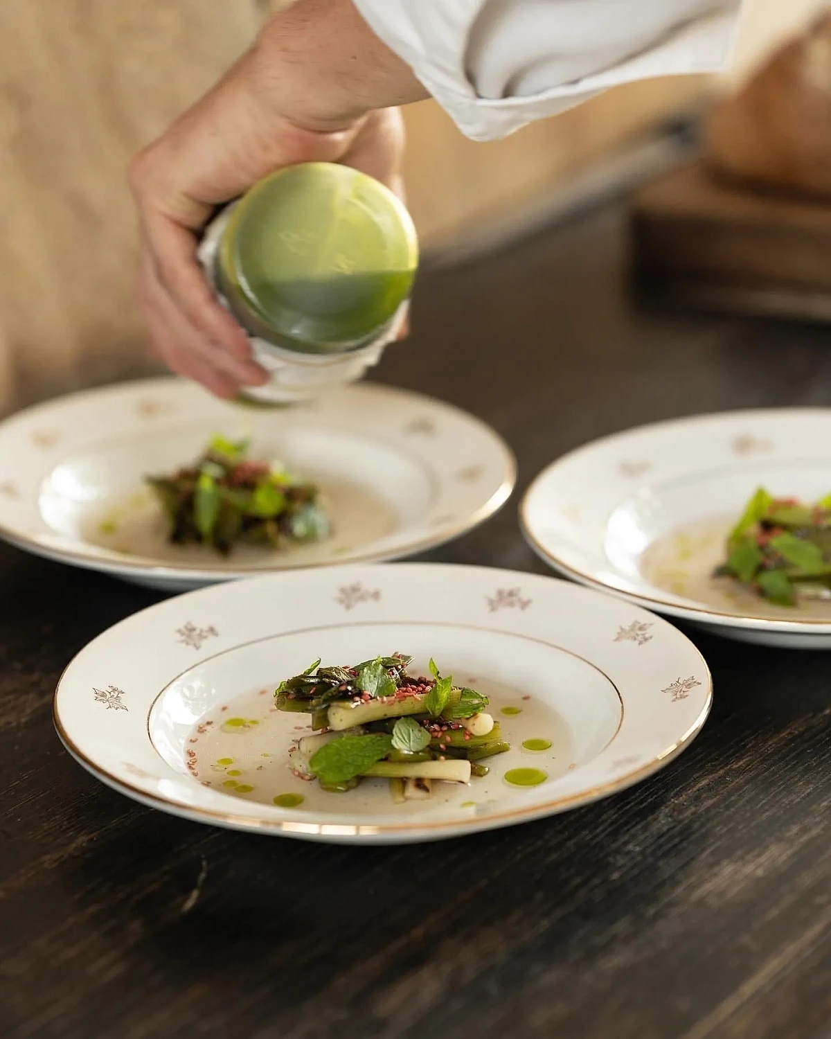 Dressage d'assiette à la main — chef privé à domicile Paris NOCTA Private