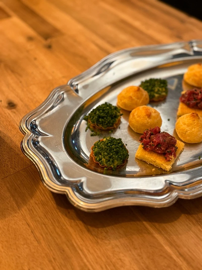 Amuses-bouches gougères et tartare — cocktail gastronomique NOCTA Paris
