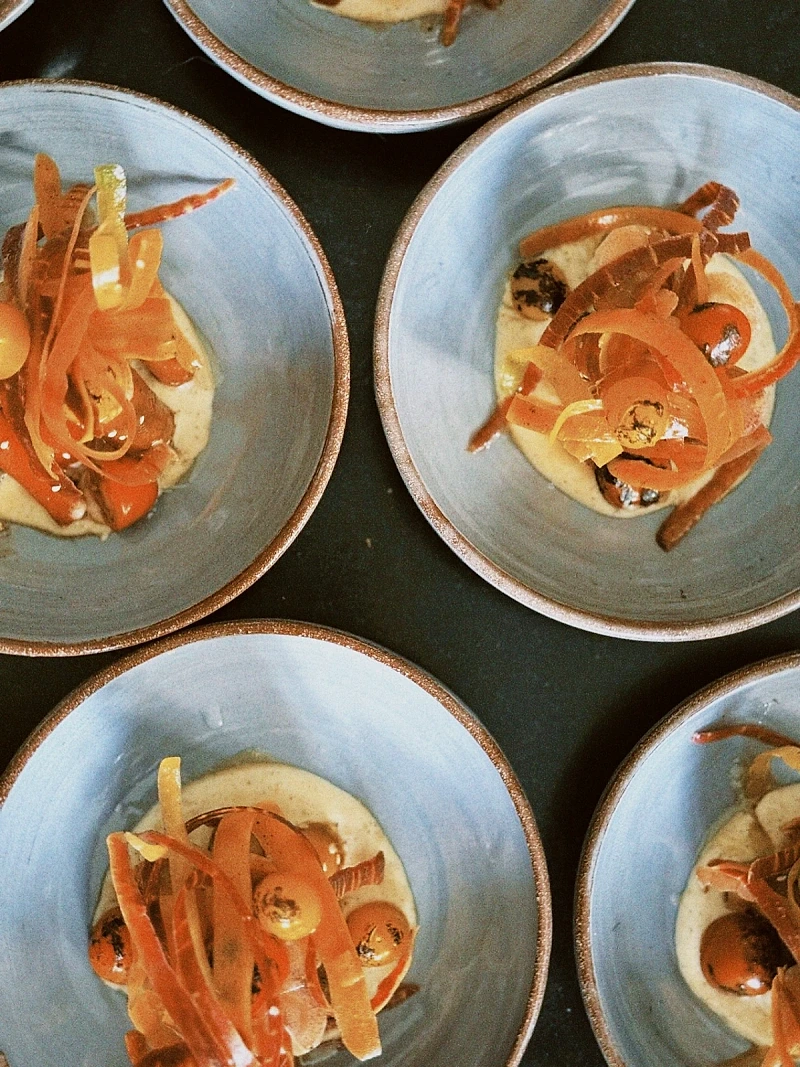 Entrée carottes et tomates en bols de grès — dîner privé Paris