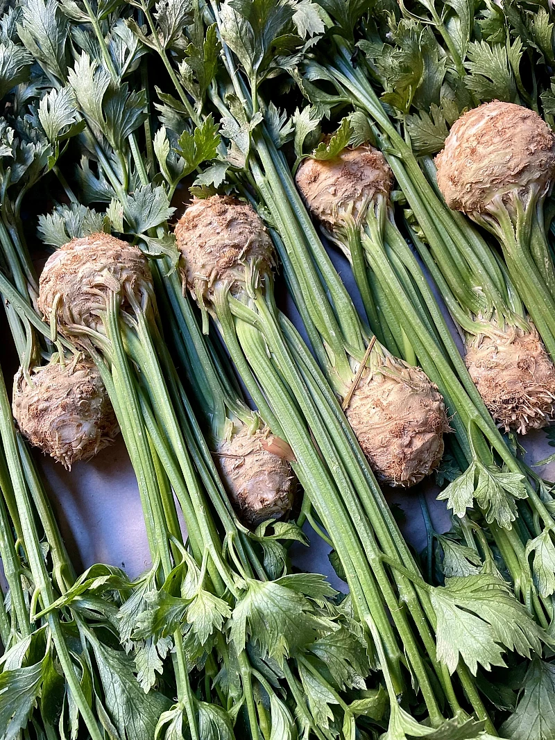 Céleri du marché préparé en cuisine — traiteur événementiel Paris