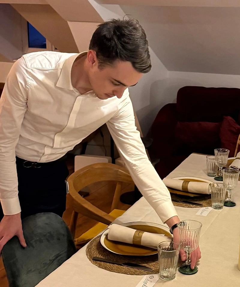 Enzo Ryon, sommelier de NOCTA, dresse les verres avant un dîner