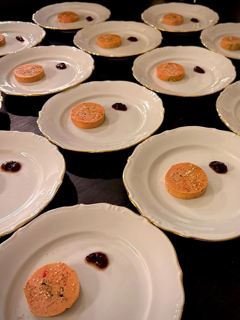 Foie gras mi-cuit dressé sur porcelaine — dîner gastronomique NOCTA Paris