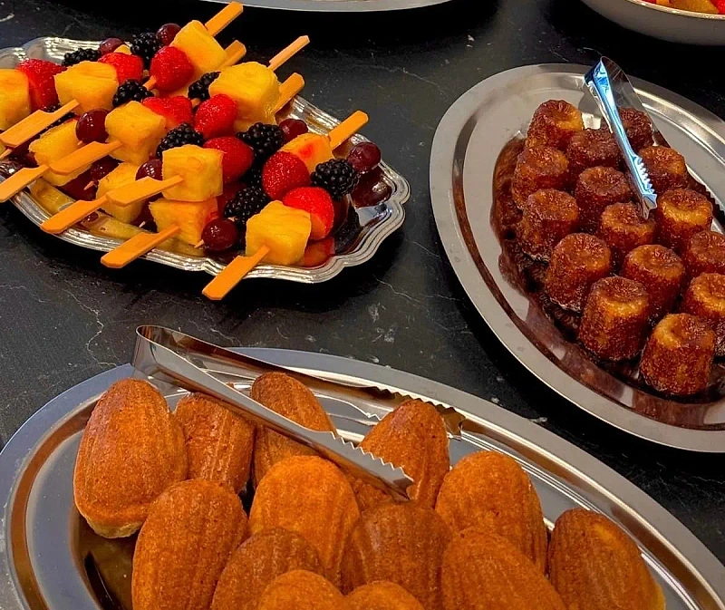 Madeleines et canelés maison — cocktail traiteur Paris