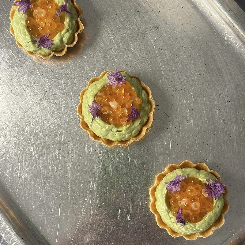 Bouchées avocat et œufs de truite, fleur de ciboulette — cocktail traiteur Paris
