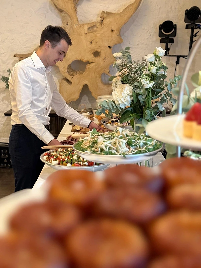 Maître d'hôtel dressant le buffet — service traiteur événementiel Paris