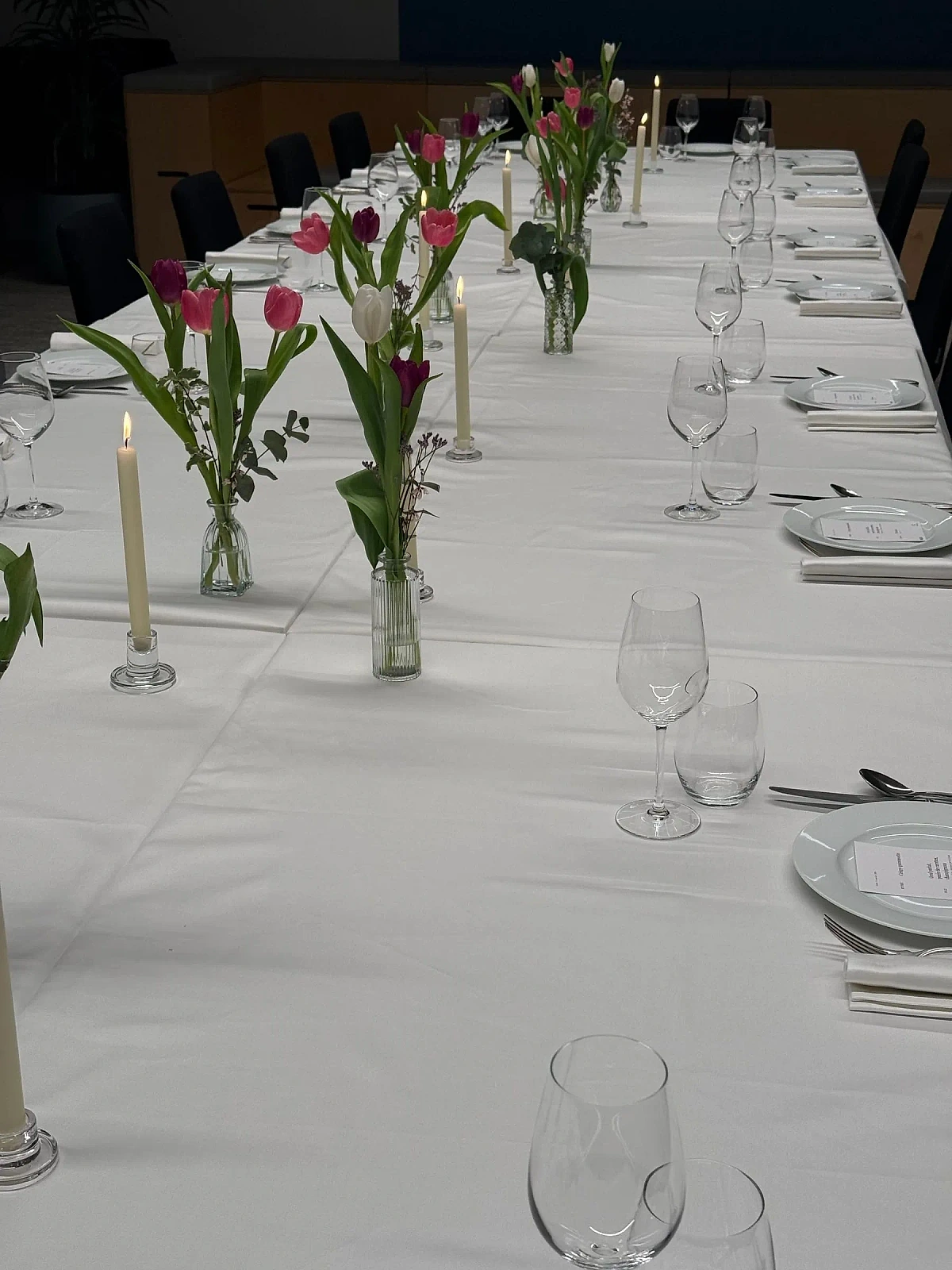 Table dressée, nappe blanche, tulipes et bougies — catering événementiel Paris, NOCTA Private Corporate Signature