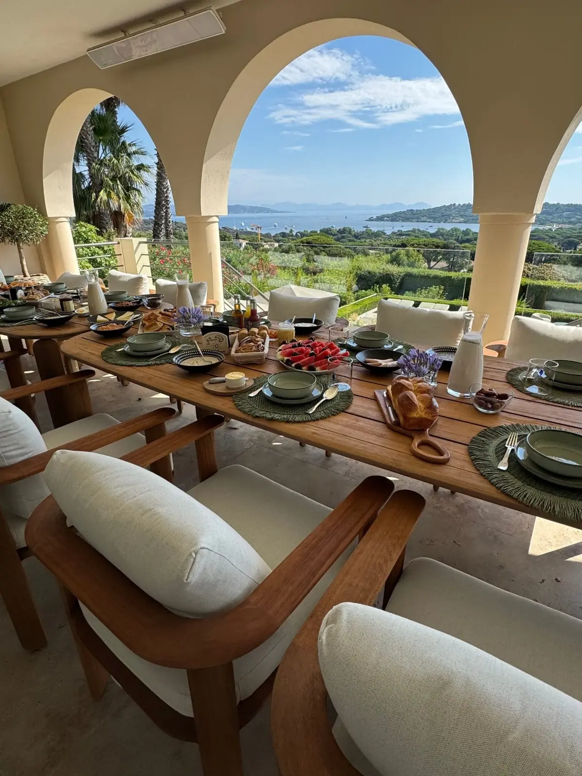 Table de petit-déjeuner dressée face à la baie — expérience culinaire immersive NOCTA Signature