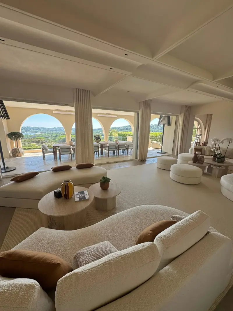 Salon d'une villa ouverte sur la baie — scénographie NOCTA Signature