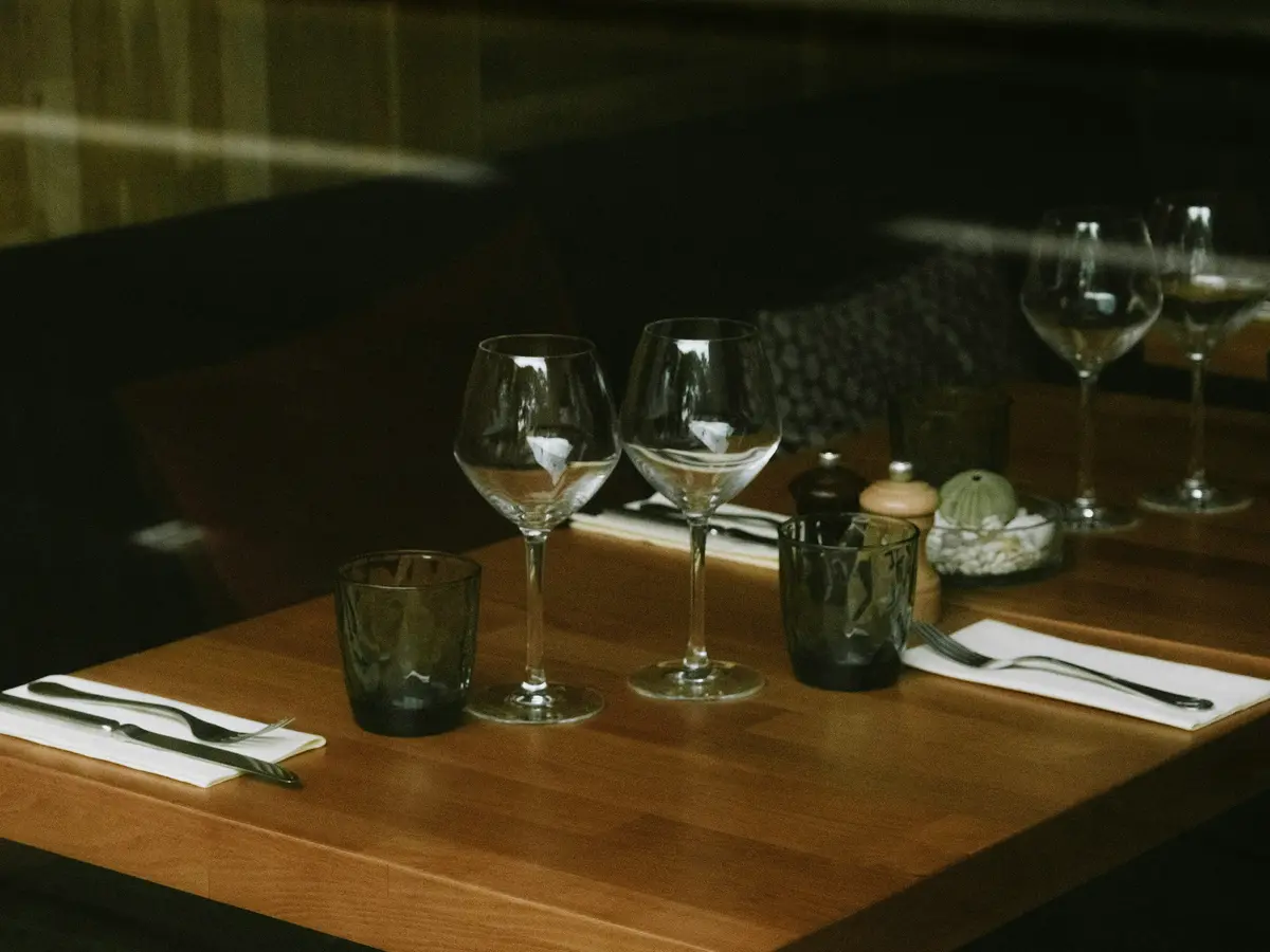 Verres de vin sur une table dressée