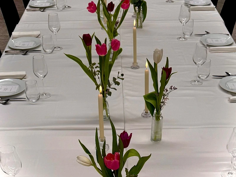 Table fleurie tulipes et bougies — dîner corporate gastronomique NOCTA Paris